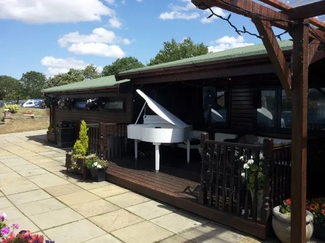 Vanessa - Singer/Pianist - Image 4