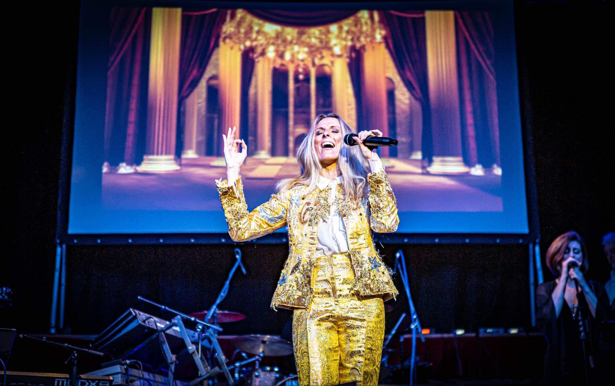 Leanne Love as Celine Dion - Image 9