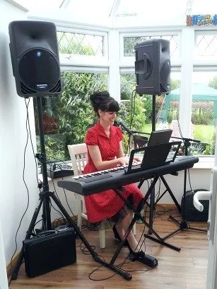 Vanessa - Singer/Pianist - Image 8