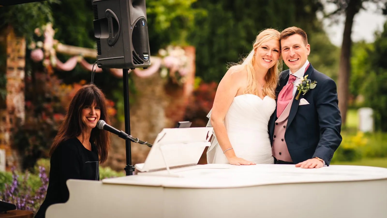 Vanessa - Singer/Pianist - Image 2